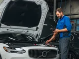 SvensCar Onderhoud Automonteur Motorkap