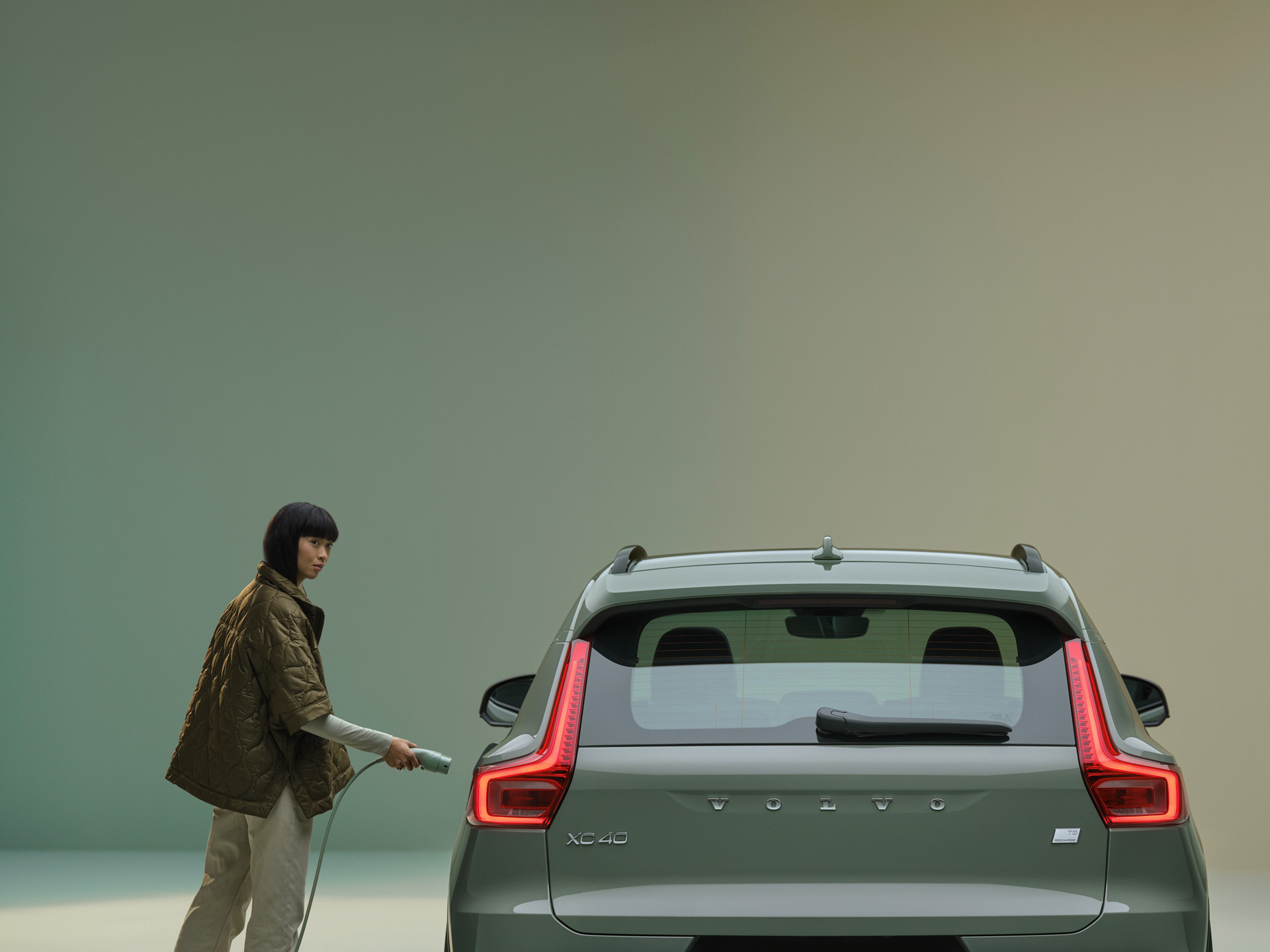 Volvo XC40 aan laadpaal sage green